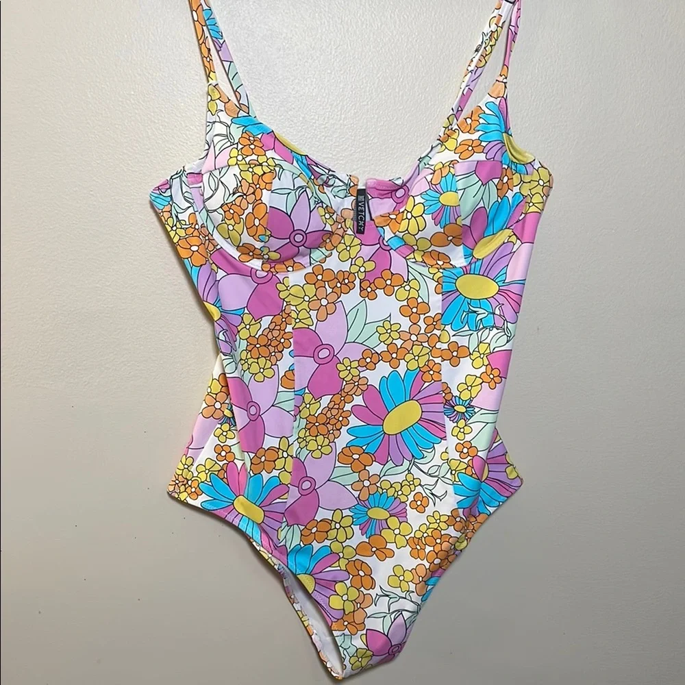 VETCHY Montego Underwire Floral Swimsuit - with Removable Belt - Picture 8 of 14